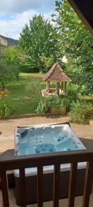 bañera de hidromasaje en un porche con cenador en Gite de l'Archipel - Ville de Cahors - Parking, en Cahors