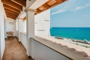 a balcony with a view of the beach at Casa Indiana Hotel Boutique in Blanes