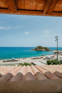 Blick auf den Strand vom Dach eines Gebäudes in der Unterkunft Casa Indiana Hotel Boutique in Blanes