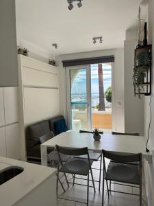 kuchnia i jadalnia ze stołem i krzesłami w obiekcie Maison du pêcheur bord de mer - 2 à 5 pers w miejscowości Saint-Raphaël