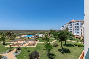 ein Blick auf den Pool in einem Resort in der Unterkunft Las Marismas by Ĥ - Isla Canela Golf GLHM117P134 in Isla Canela