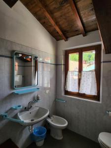 Kúpeľňa v ubytovaní Appartamenti il Balzone + 37 fotografií