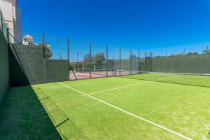 einen Tennisplatz mit einem Tennisnetz darauf in der Unterkunft Las Marismas by Ĥ in Isla Canela