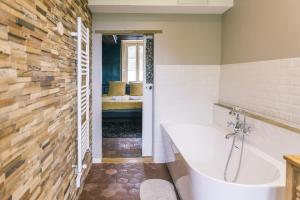 Koupelna v ubytování Maison d'hôtes le Prieuré du Preux