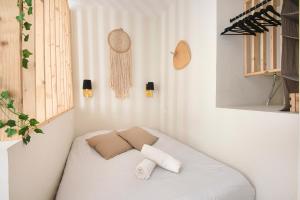 マルセイユにあるParadis d'amour avec terrasseのベッド1台(タオル2枚付)が備わる客室です。