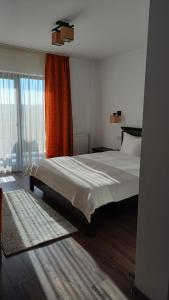 Ένα ή περισσότερα κρεβάτια σε δωμάτιο στο Dragomirna Sunset