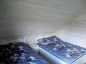 a bed in a small room in a sauna at Domki w Krutyni rezerwuj taniej 512-29O-43O rezerwacje tylko telefonicznie www krutyn dzs pl in Krutyń