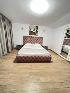 een slaapkamer met een groot bed in een kamer bij Wait`N Sea House in Tuzla