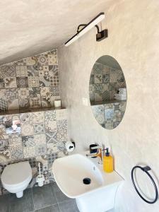 uma casa de banho com um lavatório, um WC e um espelho. em Wait`N Sea House em Tuzla