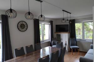 Μια τηλεόραση ή/και κέντρο ψυχαγωγίας στο Apt RDC Au coteau des xettes