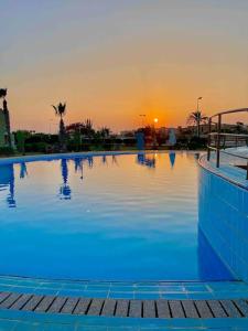 Kolam renang di atau dekat dengan 50% Off. 2BR , 2BR Ground floor with pool view, private beach access, security 24/7 شاليه ٢ غرفه ، ٢ حمام ف الدور الارضي قدام جنينه و حمام السباحه مباشره ، شاطيء خاص بالقرية و أمن ٢٤ ساعه و مسجد خاص