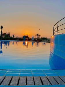 Kolam renang di atau dekat dengan 50% Off. 2BR , 2BR Ground floor with pool view, private beach access, security 24/7 شاليه ٢ غرفه ، ٢ حمام ف الدور الارضي قدام جنينه و حمام السباحه مباشره ، شاطيء خاص بالقرية و أمن ٢٤ ساعه و مسجد خاص