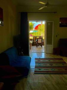 Ruang duduk di 50% Off. 2BR , 2BR Ground floor with pool view, private beach access, security 24/7 شاليه ٢ غرفه ، ٢ حمام ف الدور الارضي قدام جنينه و حمام السباحه مباشره ، شاطيء خاص بالقرية و أمن ٢٤ ساعه و مسجد خاص