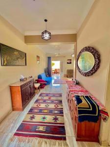 Katil atau katil-katil dalam bilik di 50% Off. 2BR , 2BR Ground floor with pool view, private beach access, security 24/7 شاليه ٢ غرفه ، ٢ حمام ف الدور الارضي قدام جنينه و حمام السباحه مباشره ، شاطيء خاص بالقرية و أمن ٢٤ ساعه و مسجد خاص