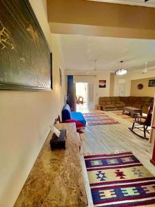 Ruang duduk di 50% Off. 2BR , 2BR Ground floor with pool view, private beach access, security 24/7 شاليه ٢ غرفه ، ٢ حمام ف الدور الارضي قدام جنينه و حمام السباحه مباشره ، شاطيء خاص بالقرية و أمن ٢٤ ساعه و مسجد خاص