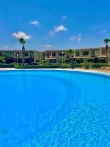 Kolam renang di atau dekat dengan 50% Off. 2BR , 2BR Ground floor with pool view, private beach access, security 24/7 شاليه ٢ غرفه ، ٢ حمام ف الدور الارضي قدام جنينه و حمام السباحه مباشره ، شاطيء خاص بالقرية و أمن ٢٤ ساعه و مسجد خاص