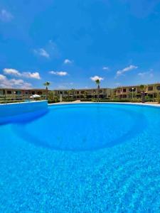 Kolam renang di atau dekat dengan 50% Off. 2BR , 2BR Ground floor with pool view, private beach access, security 24/7 شاليه ٢ غرفه ، ٢ حمام ف الدور الارضي قدام جنينه و حمام السباحه مباشره ، شاطيء خاص بالقرية و أمن ٢٤ ساعه و مسجد خاص