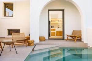 Bassein majutusasutuses Ios Seaside house with sunset view and small pool või selle lähedal