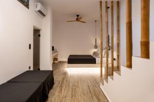 Voodi või voodid majutusasutuse Ios Seaside house with sunset view and small pool toas