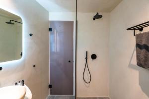 Vannituba majutusasutuses Ios Seaside house with sunset view and small pool