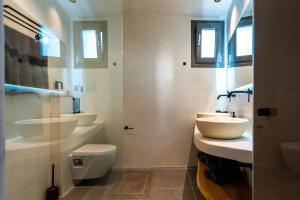 Vannituba majutusasutuses Ios Seaside house with sunset view and small pool