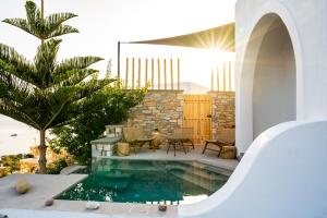 uma casa com piscina num quintal em Ios Seaside house with sunset view and small pool em Chora, Ios