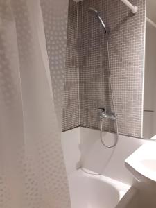 een badkamer met een douche en een wastafel bij Estudio en Puerto Norte con PILETA incluida y COCHERA opcional in Rosario