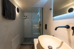 Vannituba majutusasutuses Ios Seaside house with sunset view and small pool