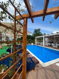 een villa met een zwembad in een resort bij Burzan Bungalovi in Podgorica