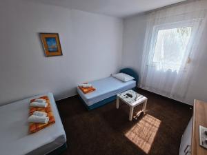 ein kleines Zimmer mit 2 Betten und einem Fenster in der Unterkunft Guest house Davorka in Neum
