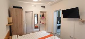 Uma TV ou centro de entretenimento em Java apartments - S & J