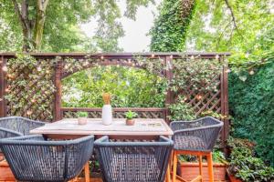 a wooden table and chairs in a garden at New Luxury Loft-La fenêtre verte in Rome