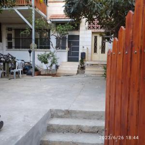 een huis met een houten hek en een trap ervoor bij حنضلة درويش in Bethlehem