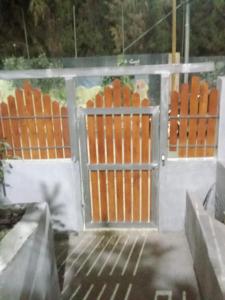 een poort in een gebouw met een open deur bij حنضلة درويش in Bethlehem +5 foto's