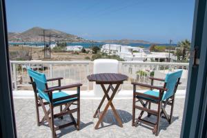 a table and chairs on a balcony with a view at Maison Orfeas in Naousa