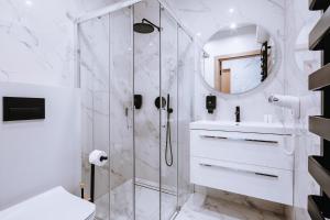 Ένα μπάνιο στο Górskie Szczyty Apart & SPA Apartament 9 Sauna Jacuzzi i Parking w cenie