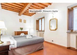 - une chambre avec un lit et un miroir dans l'établissement Marignolle Flowers Suite, à Florence