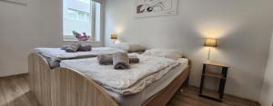 ein Schlafzimmer mit 2 Betten und Handtüchern darauf in der Unterkunft ELENA flat Orchidee Duisburg Zentrum in Duisburg