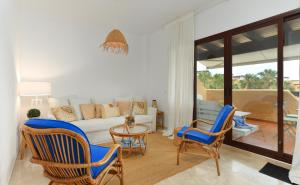 ein Wohnzimmer mit einem Sofa, Stühlen und einem Tisch in der Unterkunft Costalita Rooftop in Estepona
