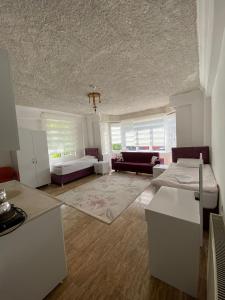 uma sala de estar com uma cama e um sofá em KAPADOKYA DELUXE APART em Ürgüp