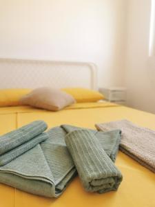 特里班的住宿－Apartmani Lešić，床上的两条毛巾