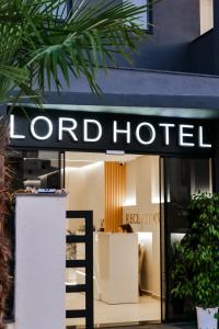 Znak, który czyta hotel lorda przed sklepem w obiekcie The Lord Hotel w mieście Ksamil