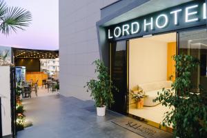 Przedni sklep z napisem "Lord Hotel" w obiekcie The Lord Hotel w mieście Ksamil