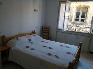 um quarto com uma cama com um cobertor floral em L'OUSTAL DE FLO em Florensac