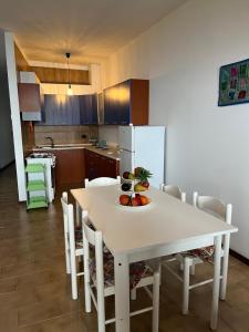 ザンブローネにあるCasa Morelloのキッチン(白いテーブル、白い椅子付)