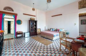 1 dormitorio con 1 cama y 1 mesa en Kol Pol Mohalla Boutique Stay, en Udaipur