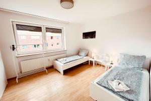 1 dormitorio con cama, sofá y ventana en Nice Apartment in Seevetal, en Seevetal