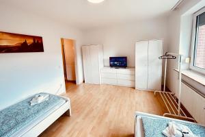 Habitación con cama y TV. en Nice Apartment in Seevetal, en Seevetal