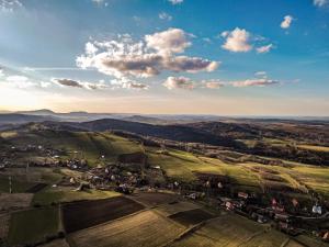 una vista aérea de un pueblo en las colinas en Przytulne Siedlisko, en Jugowice