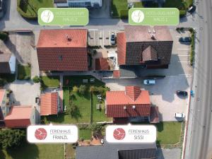 una vista aérea de las casas en un suburbio en Ferienhaus Franzl, en Schwangau